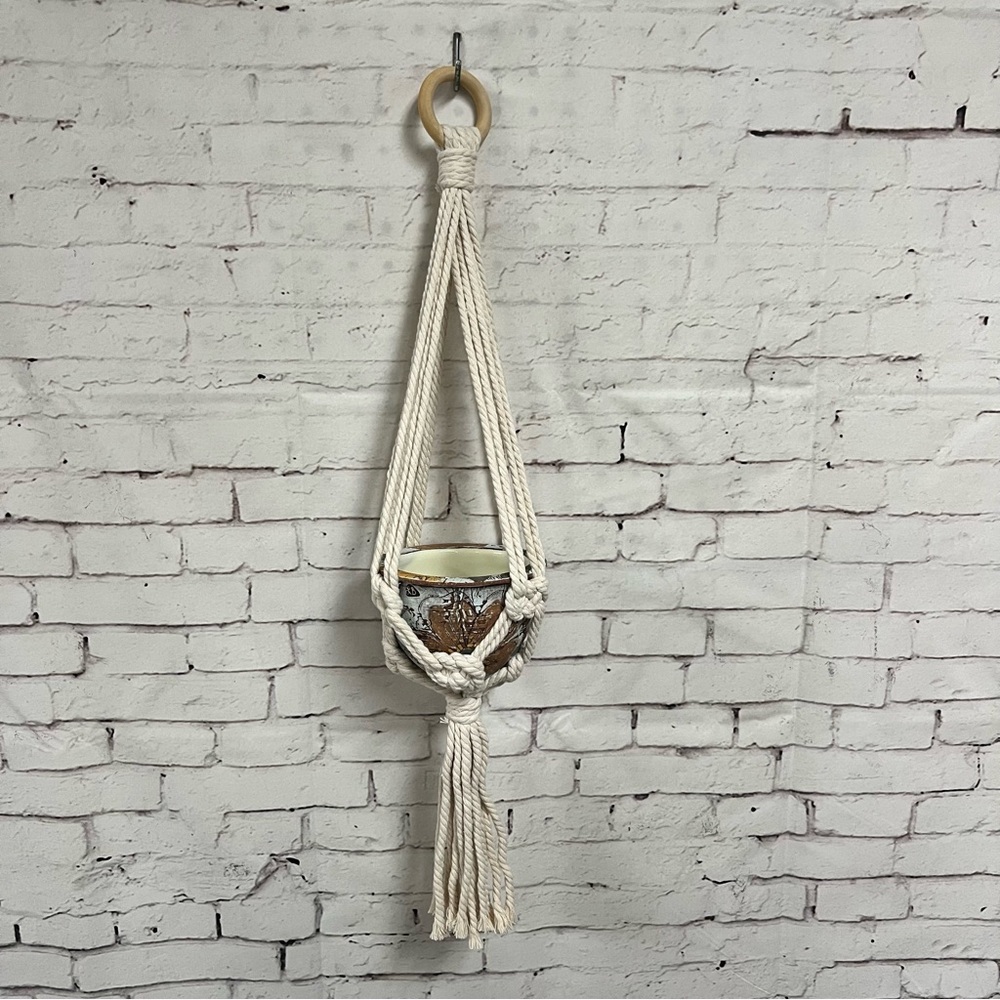 Beautiful Hand Made Pottery Ceramic Pot For Plant With Macrame Holder